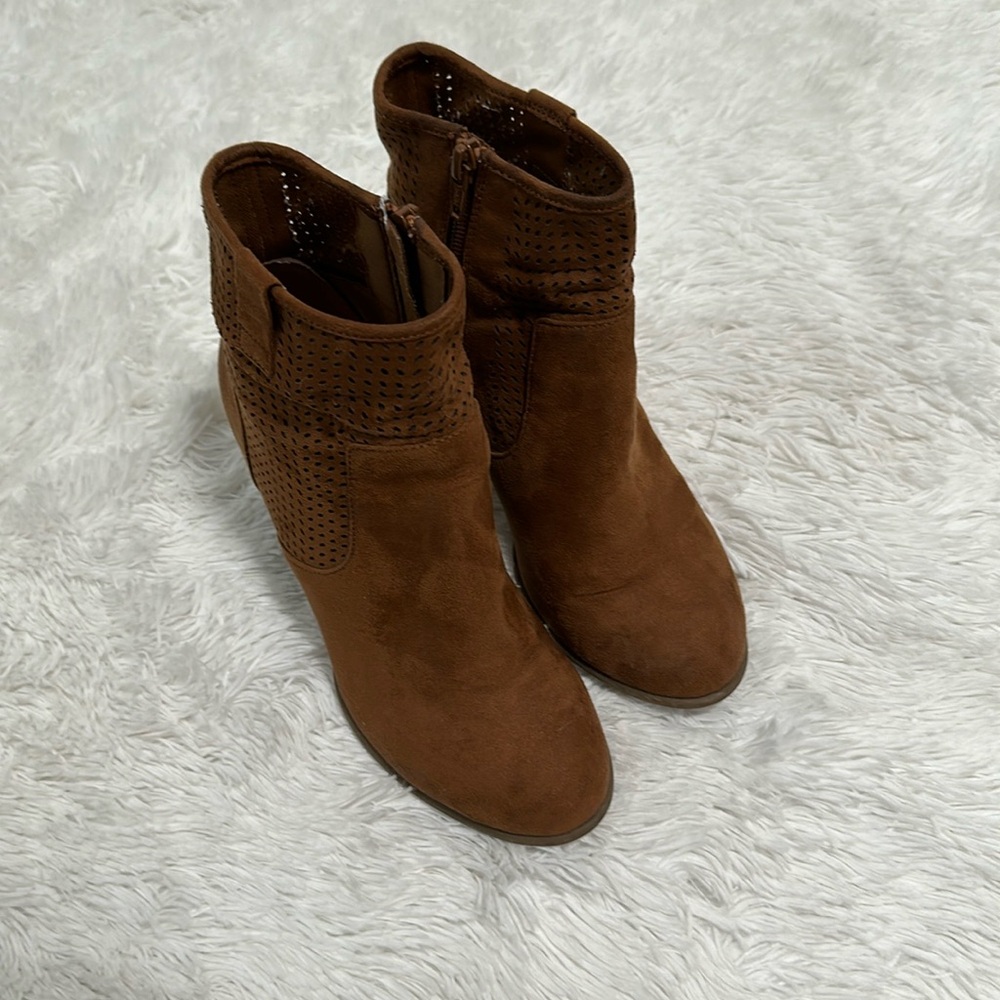 🎡 Gap Laser Cut Heeled Bootie